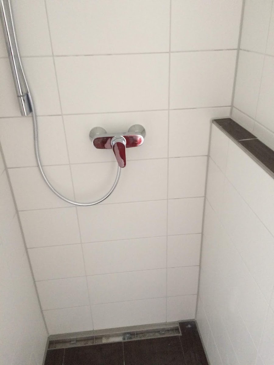 Fertig verfugte Duscharmatur, sauber ausgeführt