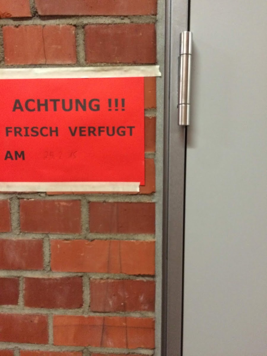 Baustellenhinweis: Achtung, frisch verfugt